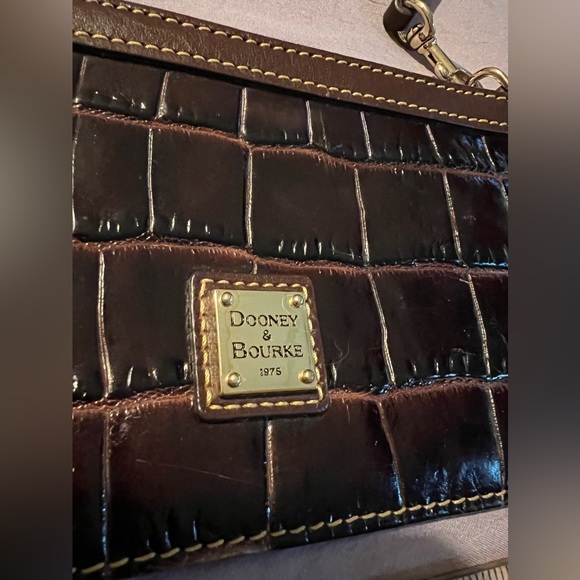 Dooney & Bourke Croc Print Wristlet. EUC. - Picture 4 of 9